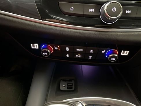 Used 2020 Buick Enclave Essence FWD image 47