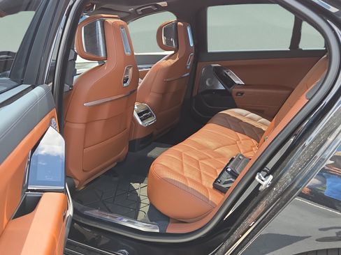 Used 2024 BMW 760i xDrive w/ Premium Package 2 AWD/4WD image 10