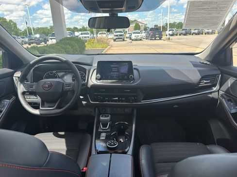 Used 2025 Nissan Rogue SV AWD/4WD image 11
