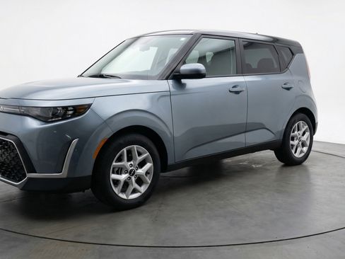 Used 2025 Kia Soul LX w/ LX Technology Package FWD image 3