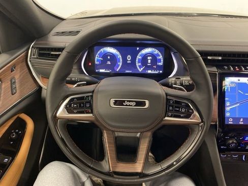 Used 2023 Jeep Grand Cherokee Summit w/ Luxury Tech Group V AWD/4WD image 18