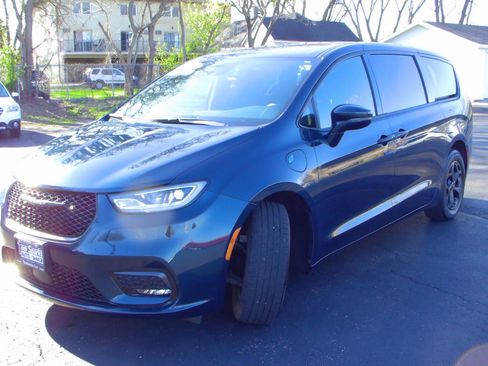 Used 2022 Chrysler Pacifica Touring-L w/ S Appearance Package FWD image 3