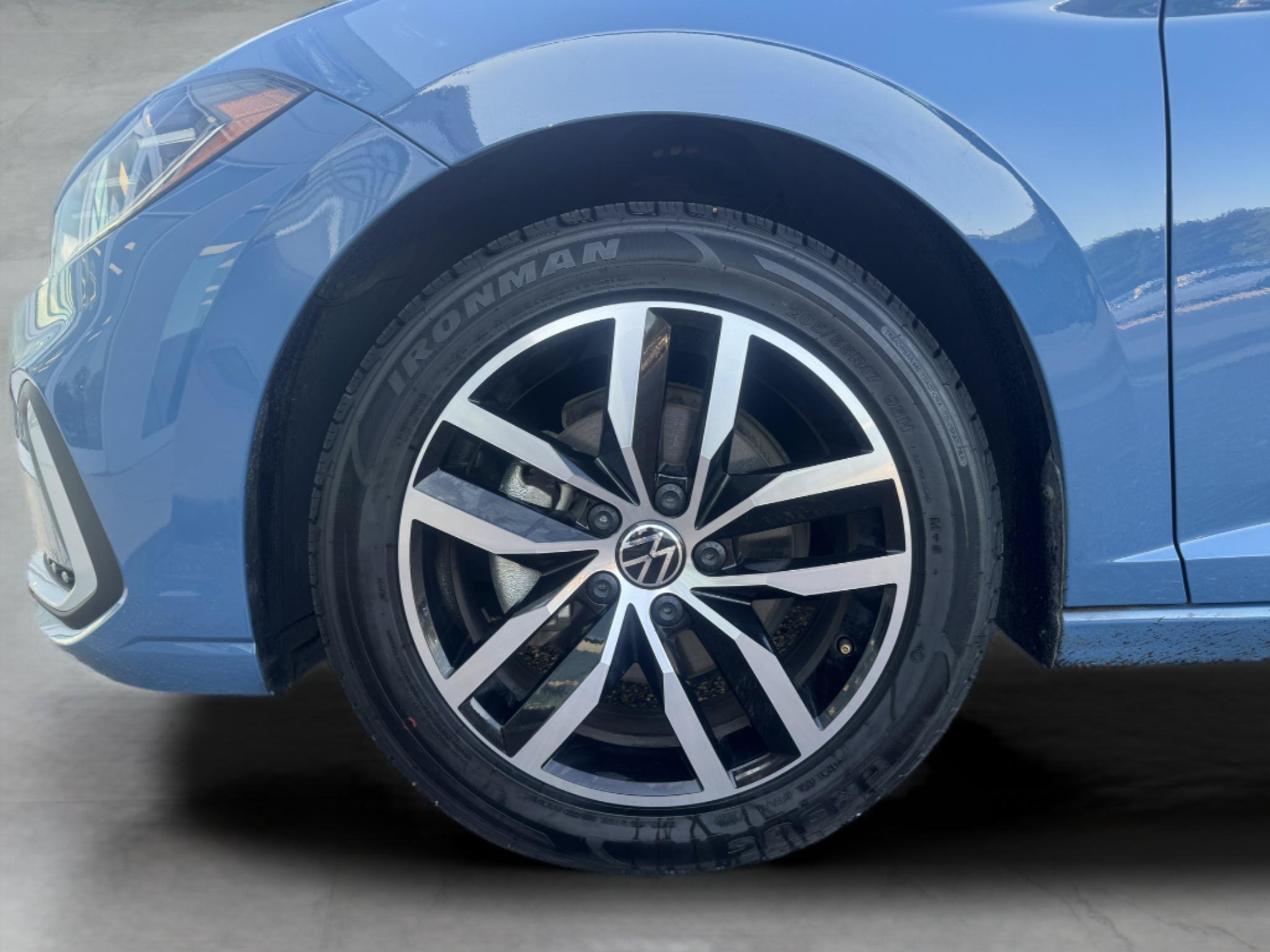 Used 2025 Volkswagen Jetta SE FWD image 3