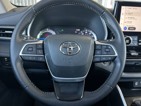 Used 2023 Toyota Highlander XLE FWD image 23