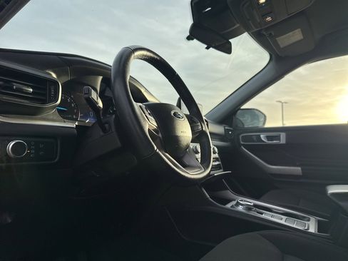 Used 2022 Ford Explorer XLT image 31