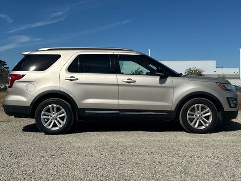 Used 2017 Ford Explorer XLT FWD image 9