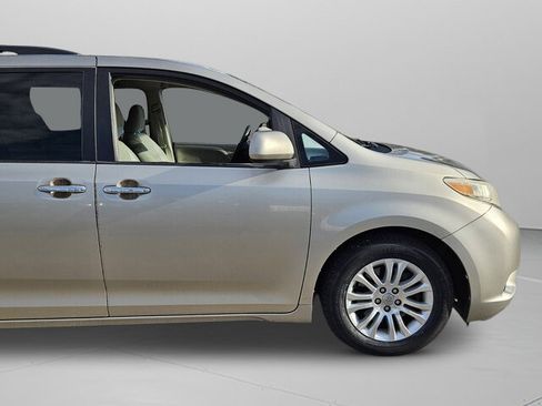 Used 2015 Toyota Sienna XLE image 10
