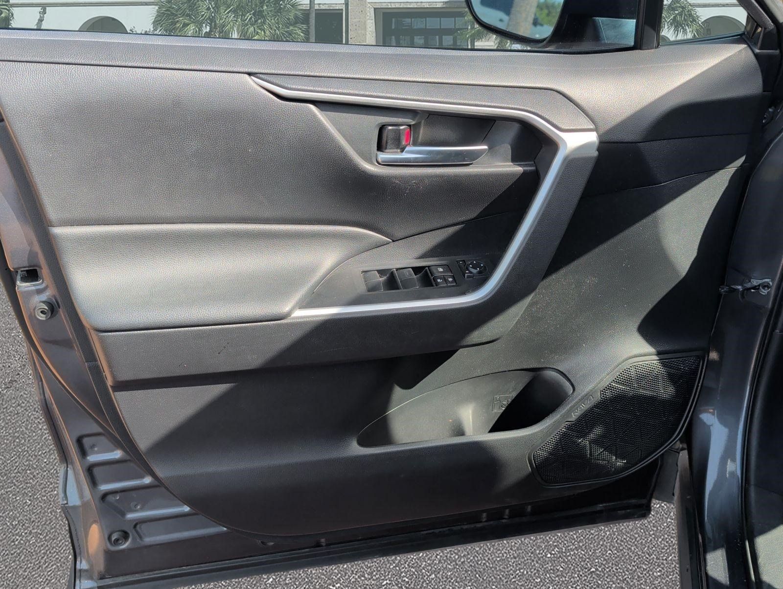 Used 2021 Toyota RAV4 XLE w/ Convenience Package FWD image 8
