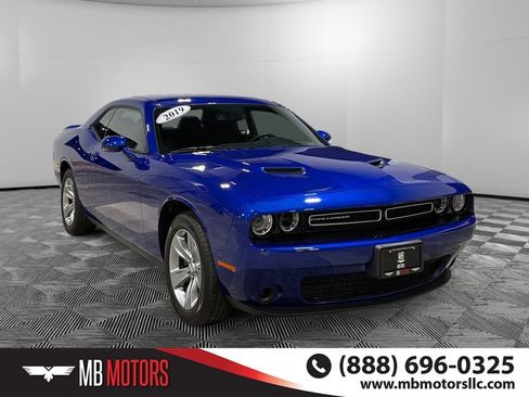 Used 2019 Dodge Challenger SXT image 1