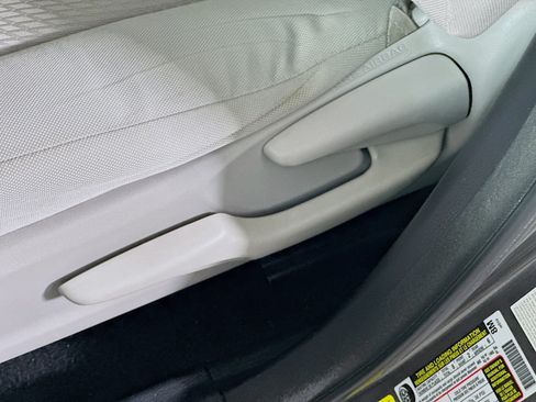 Used 2018 Toyota Highlander LE FWD image 13