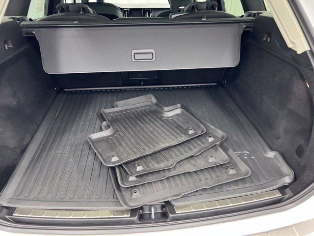 Used 2023 Volvo XC60 B5 Core AWD/4WD image 9