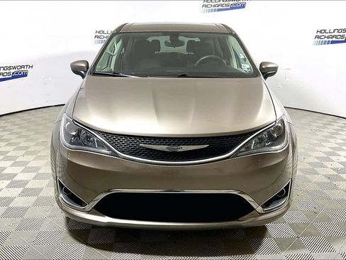 Used 2017 Chrysler Pacifica Touring Plus w/ Tire & Wheel Group FWD image 2