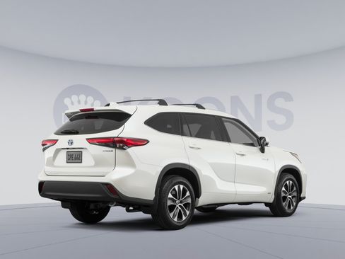 Used 2021 Toyota Highlander XLE AWD/4WD image 4