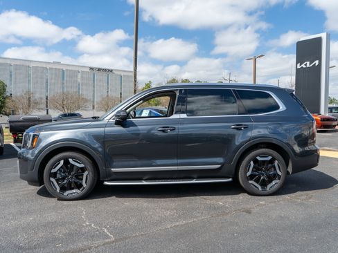 Used 2023 Kia Telluride EX w/ EX Captain's Chair Package image 4