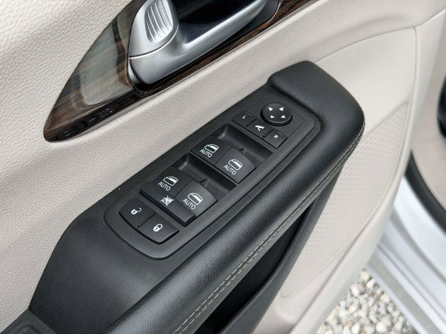 Used 2023 Chrysler Pacifica Limited FWD image 18