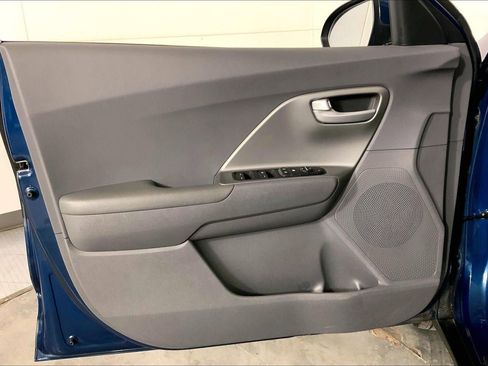Used 2020 Kia Niro LX image 24