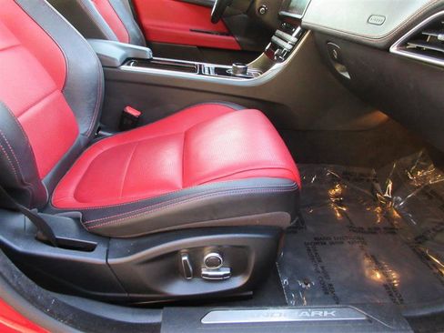 Used 2019 Jaguar XE Landmark Edition image 32