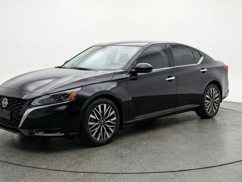 Used 2025 Nissan Altima 2.5 SV image 3