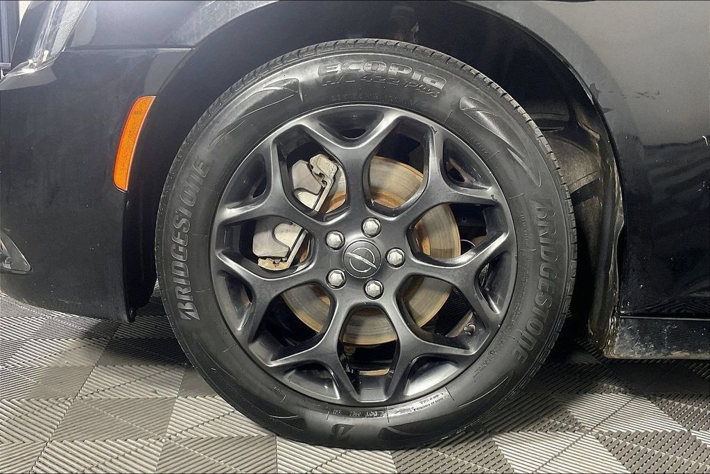 Used 2019 Chrysler 300 S AWD/4WD image 10