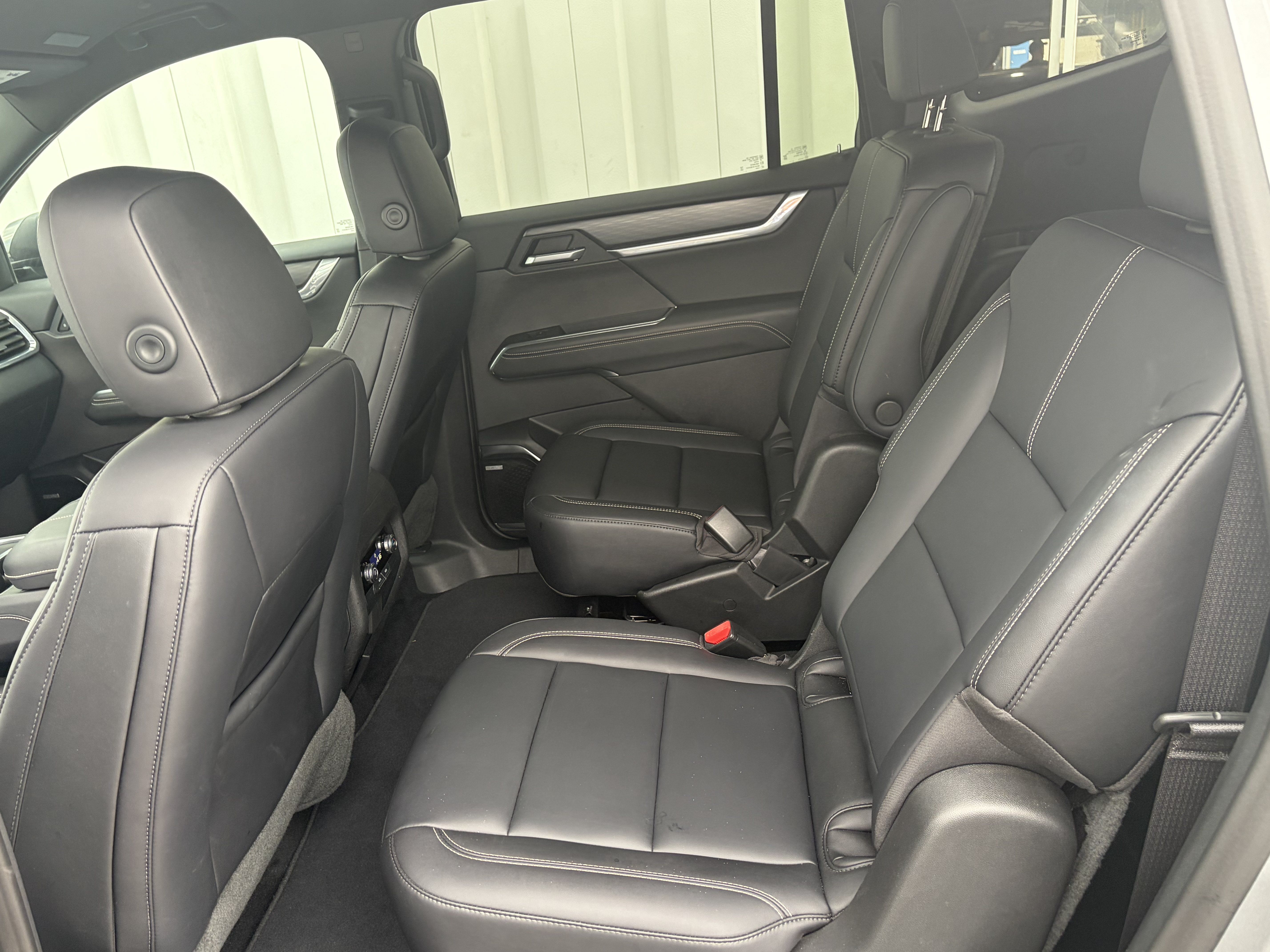 Used 2026 GMC Acadia Elevation w/ Elevation Premium Package FWD image 11