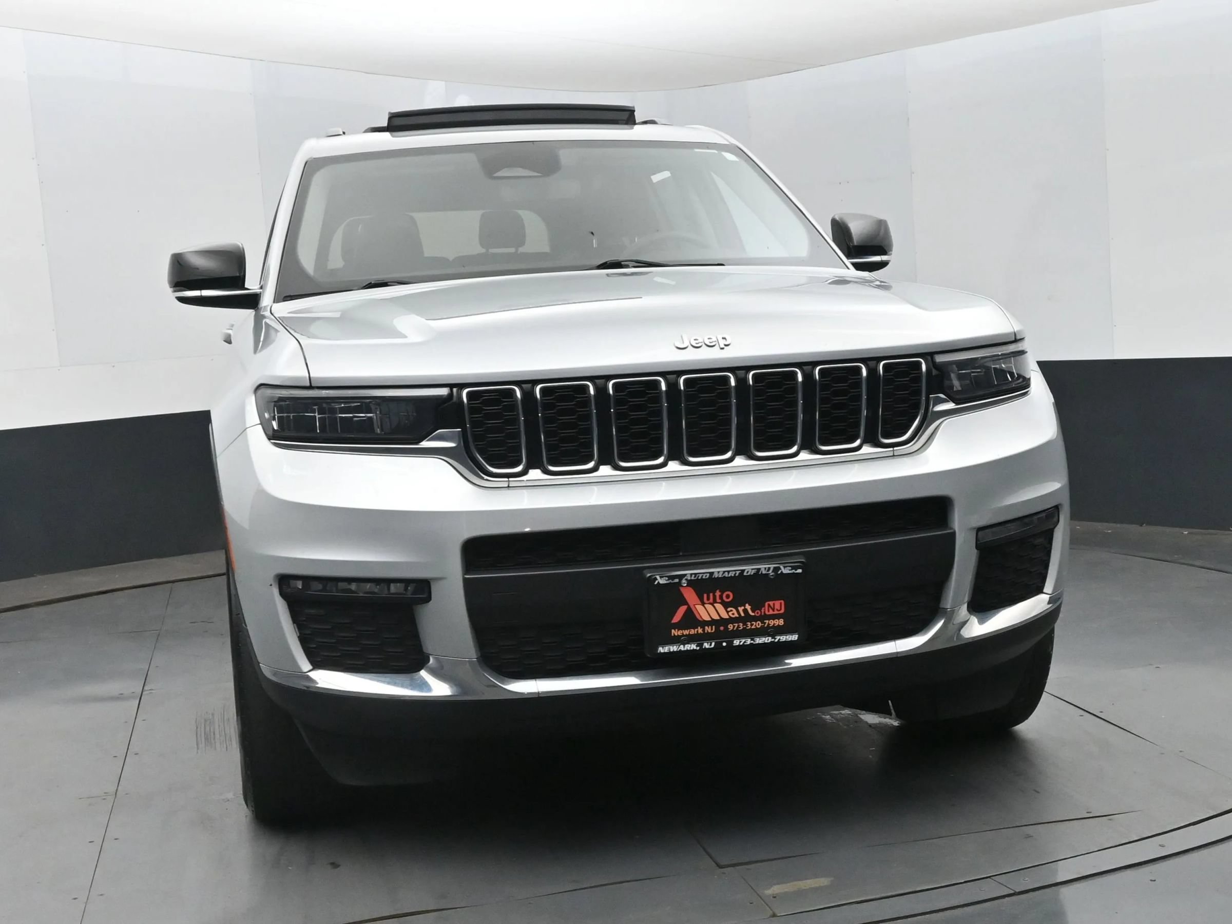 Used 2023 Jeep Grand Cherokee L Limited AWD/4WD image 3