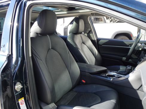 Used 2018 Toyota Camry XSE image 17