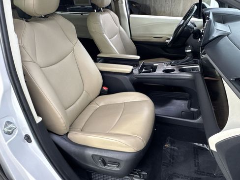 Used 2022 Toyota Sienna XLE image 32
