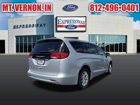 Used 2023 Chrysler Voyager LX FWD image 8
