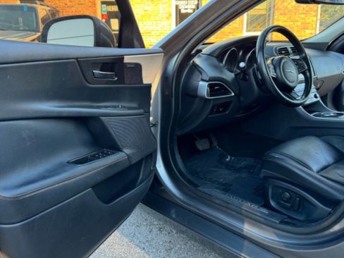 Used 2017 Jaguar XE Prestige image 11