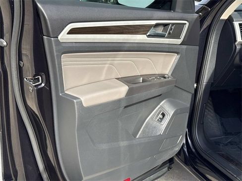 Certified 2023 Volkswagen Atlas SE image 9