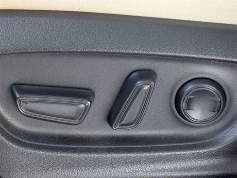 Used 2023 Toyota Corolla Cross XLE image 23