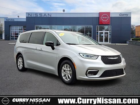 Used 2024 Chrysler Pacifica Touring-L FWD image 1