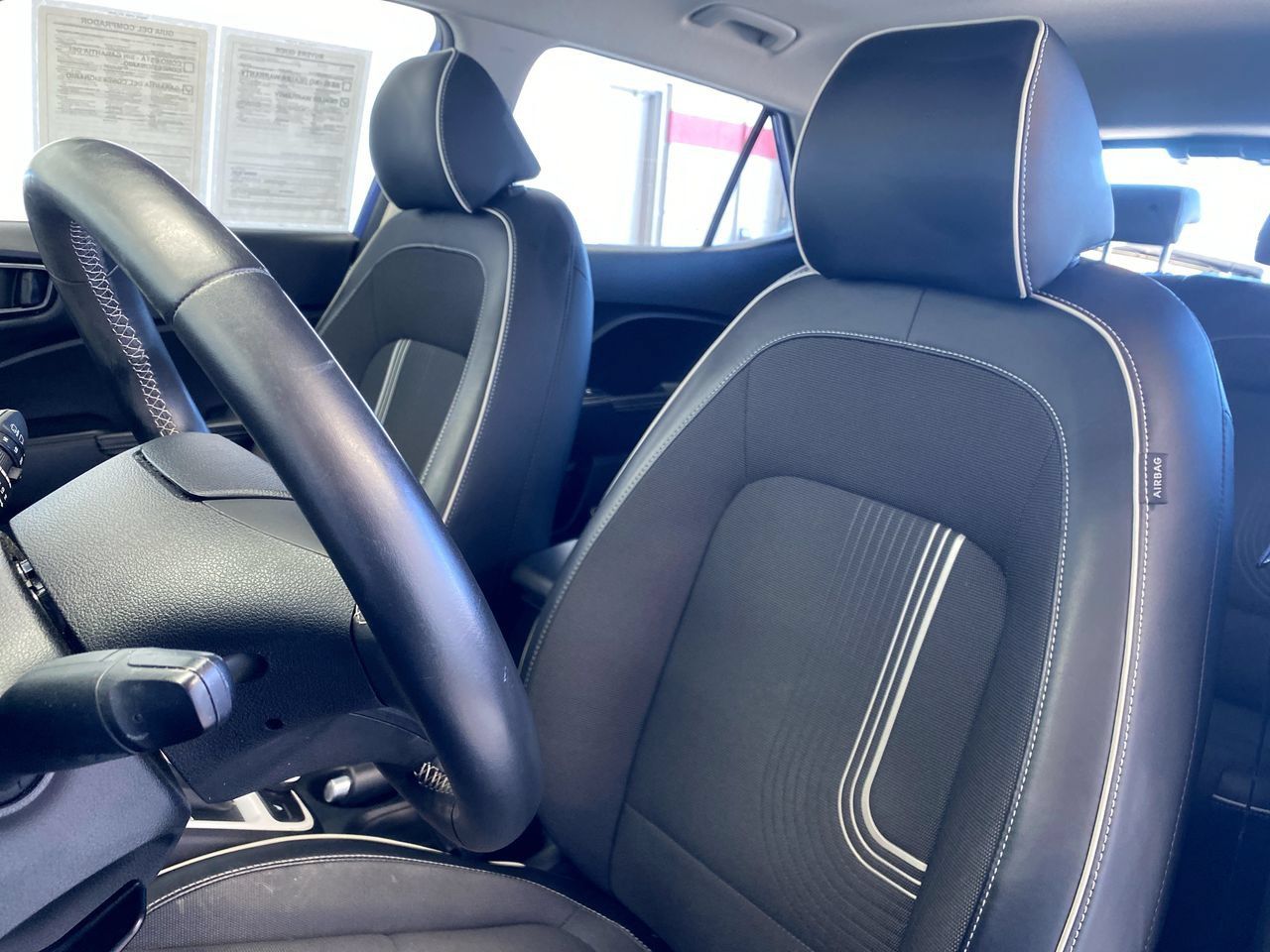 Used 2023 Hyundai Venue Limited FWD image 19