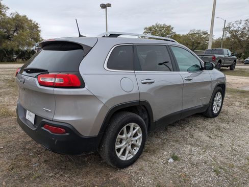 Used 2018 Jeep Cherokee Latitude Plus image 4