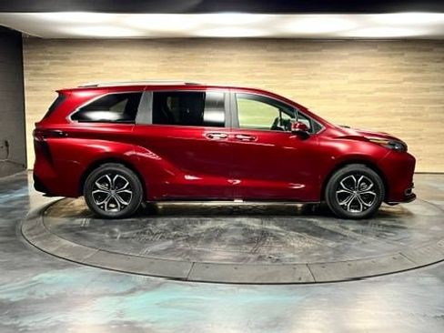 Used 2025 Toyota Sienna Platinum AWD/4WD image 32