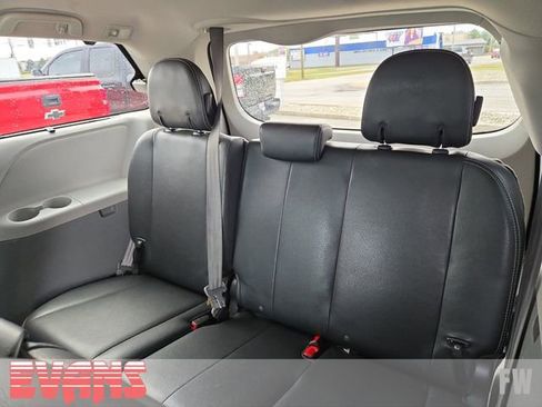 Used 2014 Toyota Sienna SE image 22