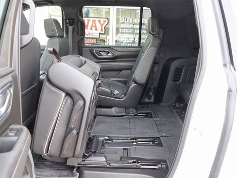 Used 2023 GMC Yukon XL SLT w/ SLT Premium Package image 29