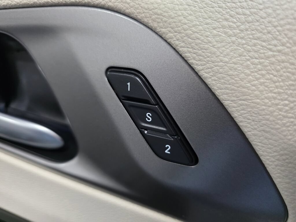 Used 2020 Chrysler Pacifica Touring-L FWD image 16
