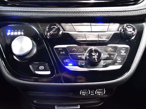 Used 2023 Chrysler Pacifica Touring FWD image 25