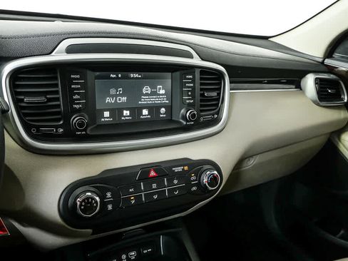 Used 2020 Kia Sorento LX image 14