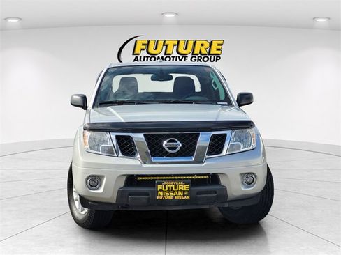 Used 2016 Nissan Frontier SV image 2