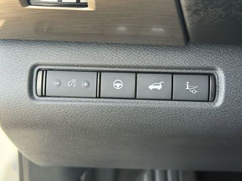 Used 2023 Nissan Pathfinder Platinum image 31