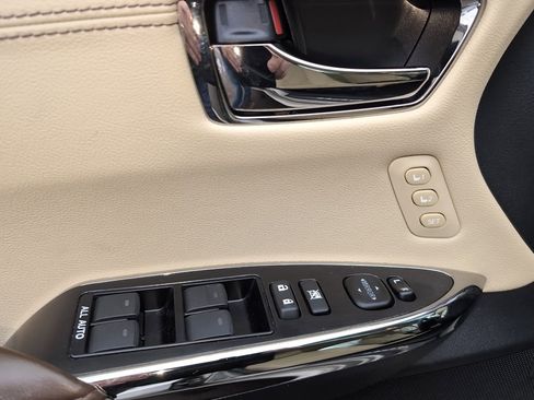 Used 2016 Toyota Avalon Limited image 17