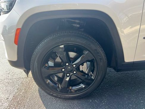 Used 2024 Jeep Grand Cherokee Altitude AWD/4WD image 5
