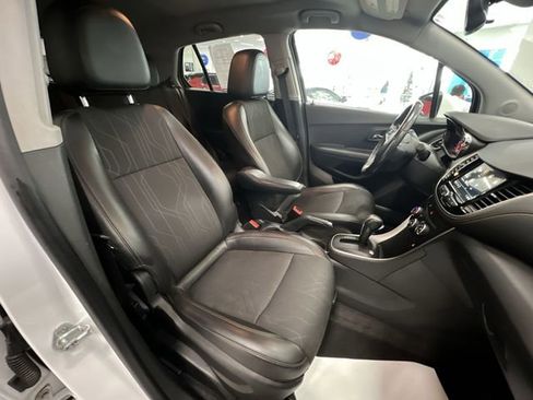 Used 2019 Chevrolet Trax LT w/ LT Convenience Package image 28