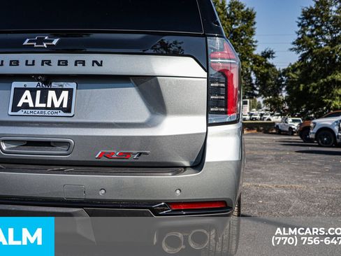 Used 2025 Chevrolet Suburban RST image 17