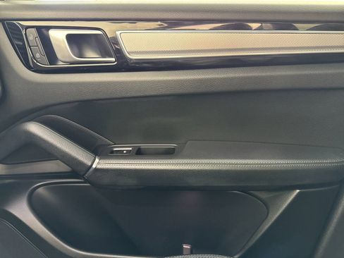 Certified 2023 Porsche Cayenne Platinum Edition image 20