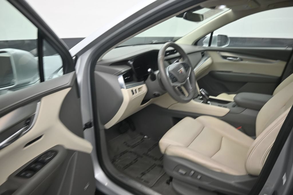Used 2017 Cadillac XT5 Luxury w/ Driver Awareness Package FWD image 10