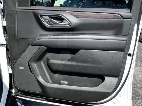 Used 2024 Chevrolet Suburban Z71 w/ Luxury Package image 17