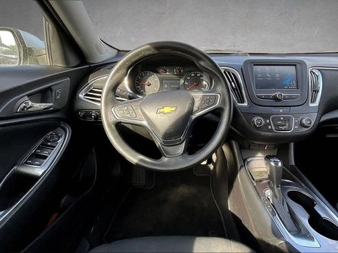 Used 2017 Chevrolet Malibu LT image 9